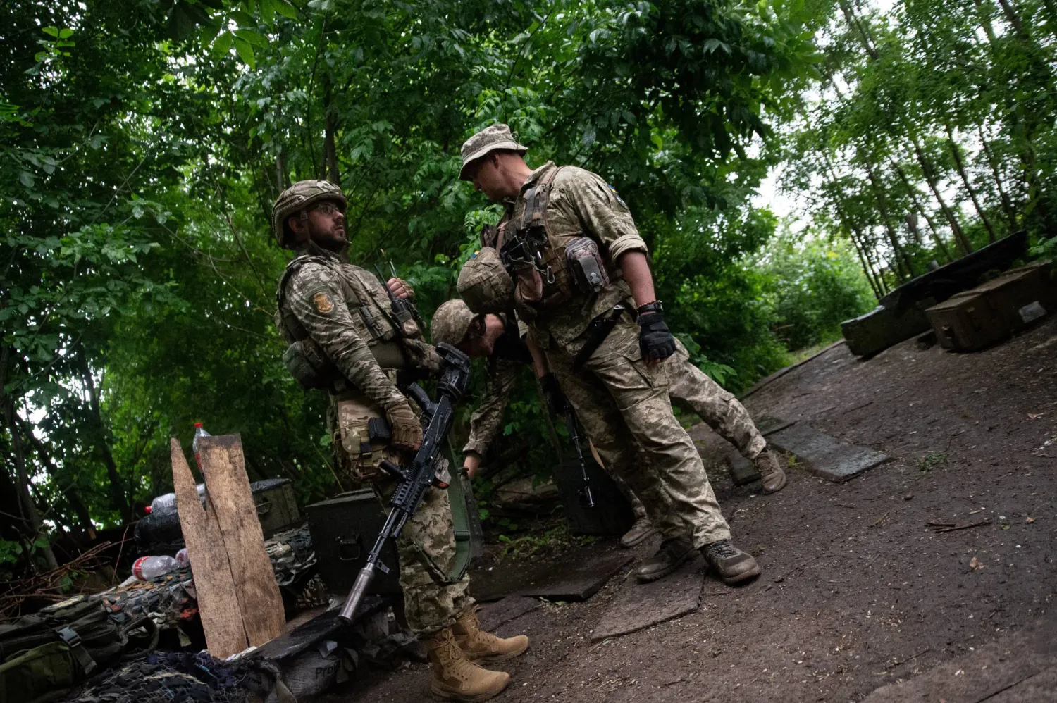 جنود من الجيش الأوكراني في منطقة خاركييف (د.ب.أ)