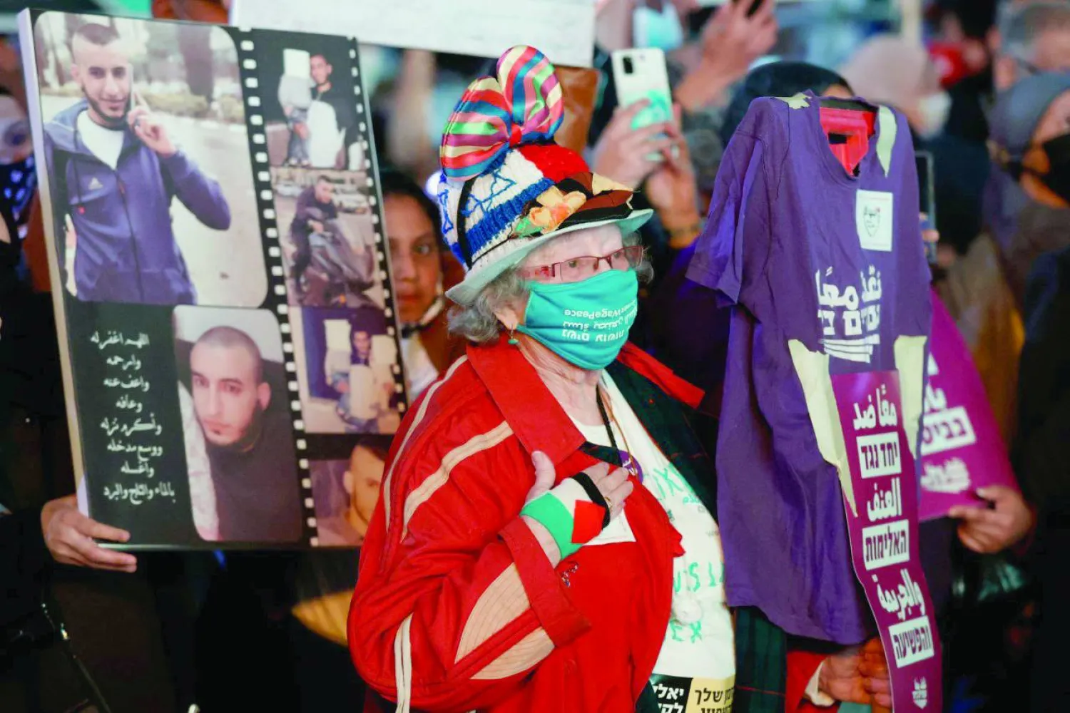 إسرائيليون يهود وعرب في مسيرة بتل أبيب مارس 2021 ضد الجريمة المنظمة (غيتي)