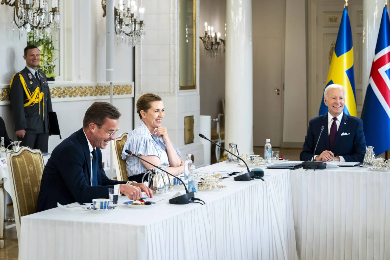 الرئيس الأميركي جو بايدن خلال القمة مع رئيسي وزراء السويد والدنمارك (إ.ب.أ)