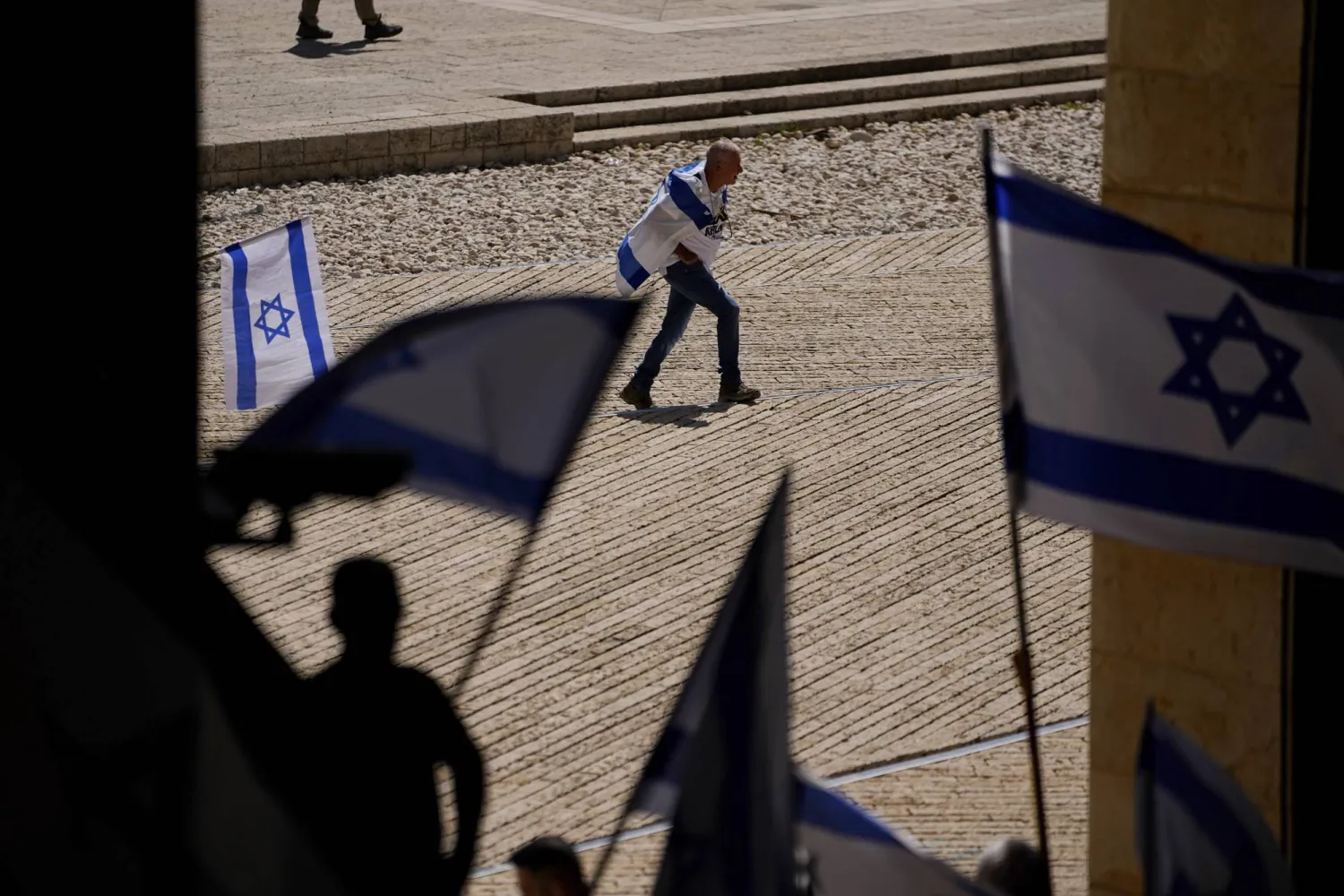 خلال احتجاج على خطط الحكومة في مطار بن غوريون بالقرب من تل أبيب الثلاثاء (أ.ب)