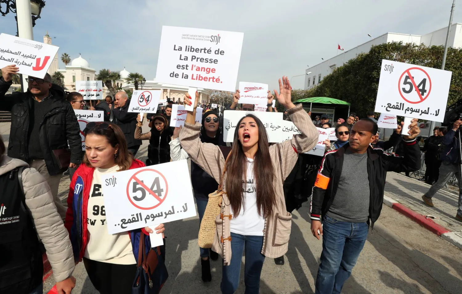 جانب من تظاهرة لإعلاميين تونسيين وسط العاصمة (إ.ب.أ)