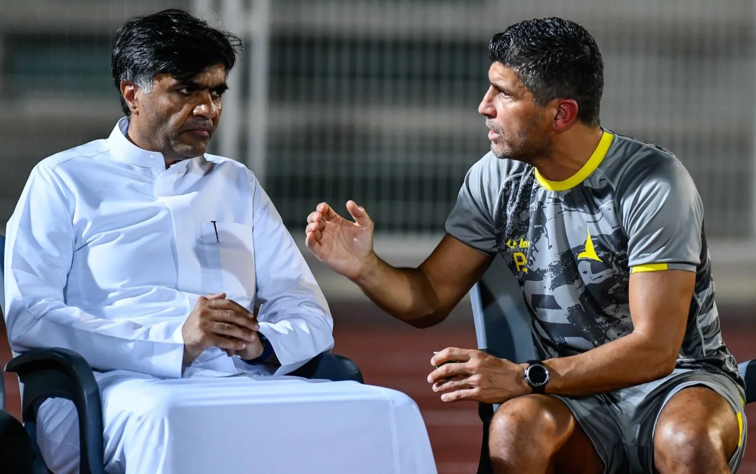 بيدرو في حديث مع علاء الهمل رئيس النادي قبل أحد التدريبات (الشرق الأوسط)