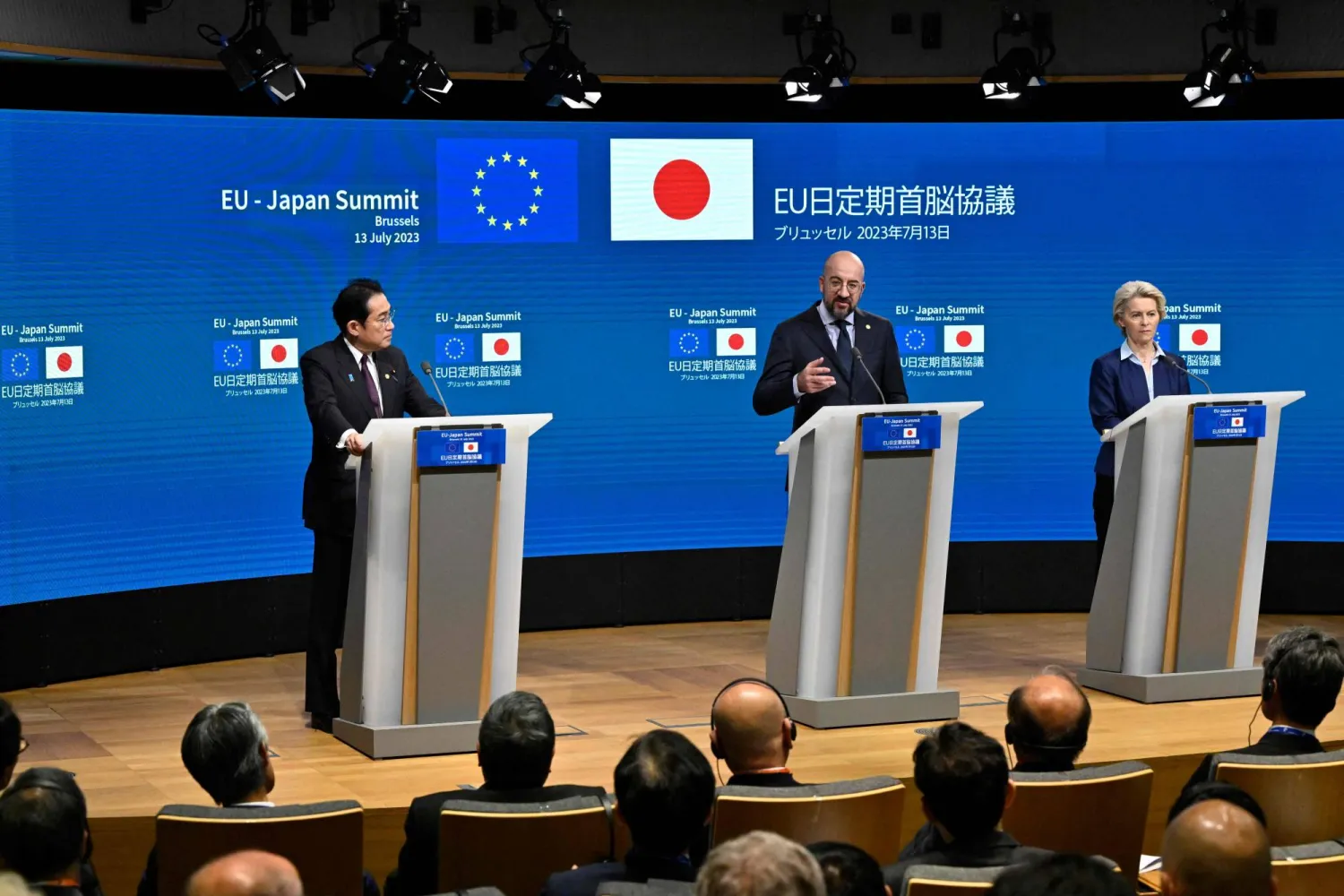 رئيس «المجلس الأوروبي» شارل ميشال (وسط) يتحدث إلى جانب رئيسة «المفوضية الأوروبية» أورسولا فون دير لاين (يمين) ورئيس الوزراء الياباني فوميو كيشيدا، خلال مؤتمر صحافي كجزء من القمة التاسعة والعشرين بين «الاتحاد الأوروبي» واليابان في مبنى «الاتحاد الأوروبي» ببروكسل الخميس 13 يوليو 2023 (أ.ف.ب)