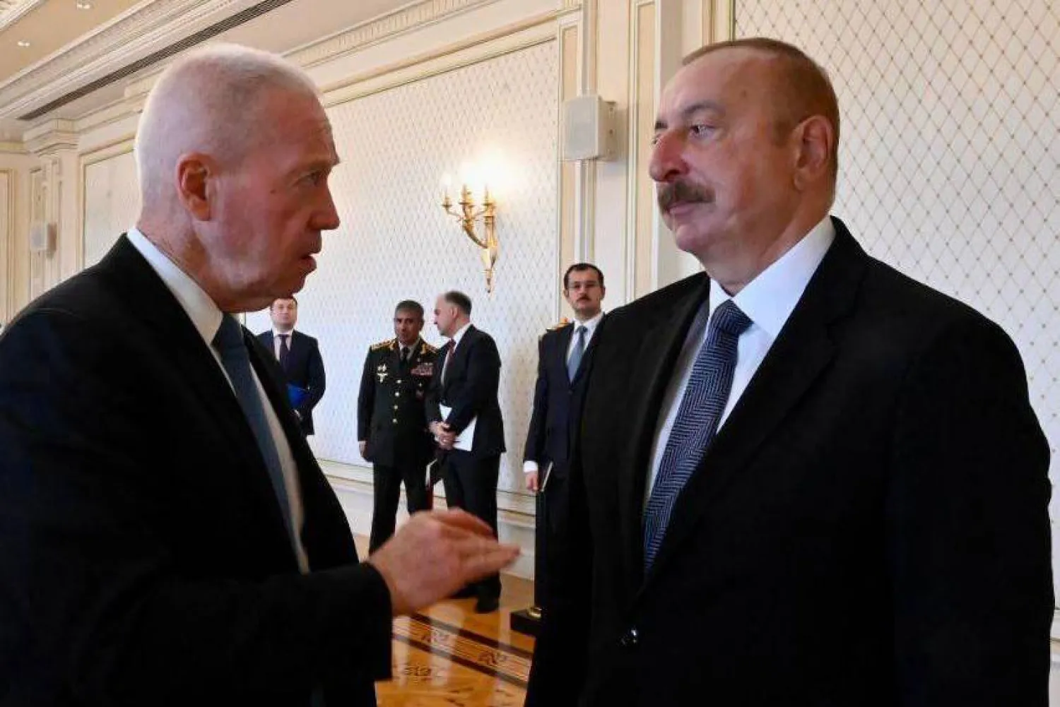 (من اليمين) رئيس أذربيجان إلهام علييف ووزير الدفاع الإسرائيلي يوآف غالانت (د.ب.أ)