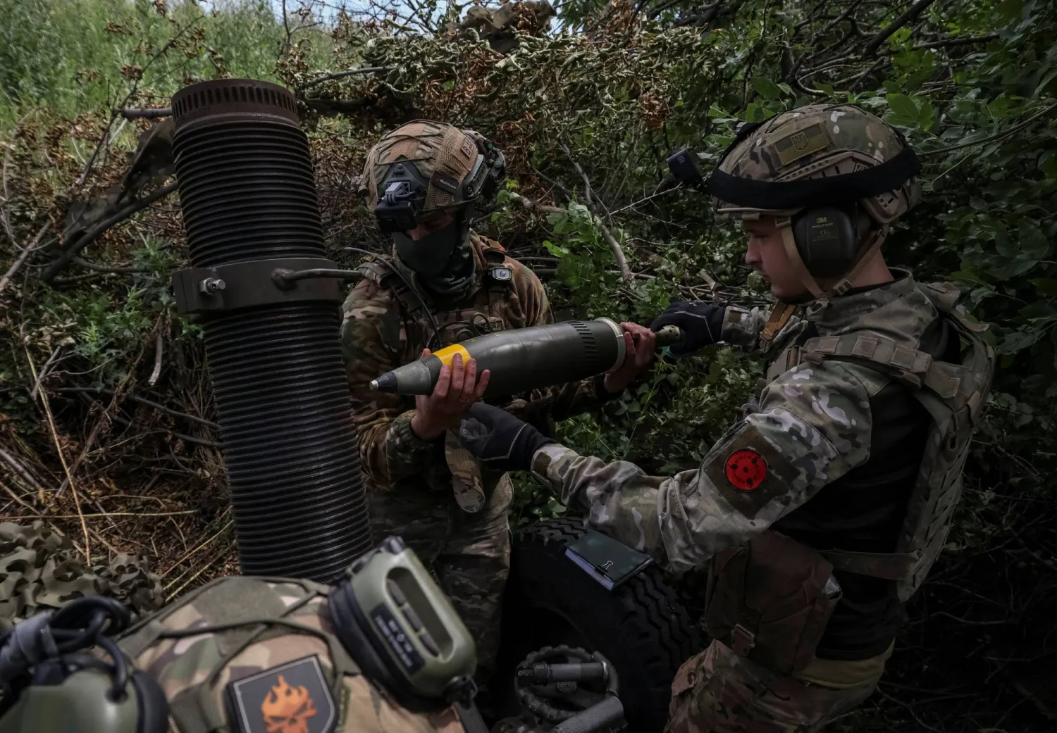 جنود أوكرانيون على خط المواجهة قرب مدينة باخموت (رويترز)