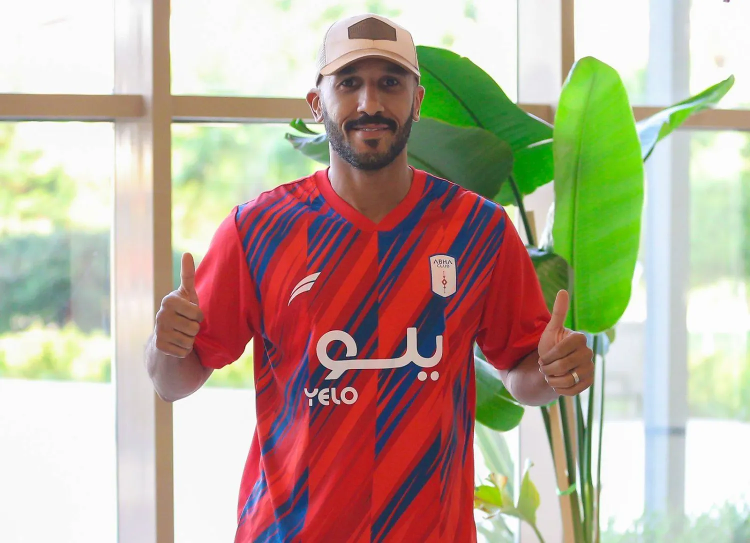 ناجي بقميص «أبها» بعد التوقيع (الشرق الأوسط)