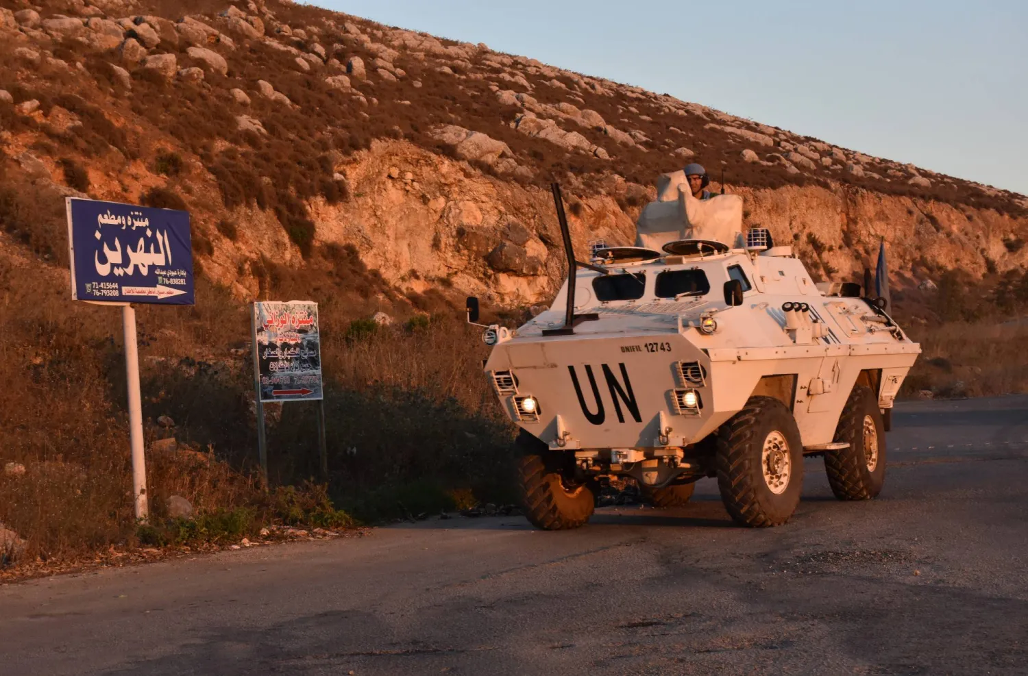 آلية لقوات الأمم المتحدة المؤقتة في لبنان (اليونيفيل) تجري دورية على طول الحدود مع إسرائيل في كفر كلا بجنوب البلاد (إ.ب.أ)