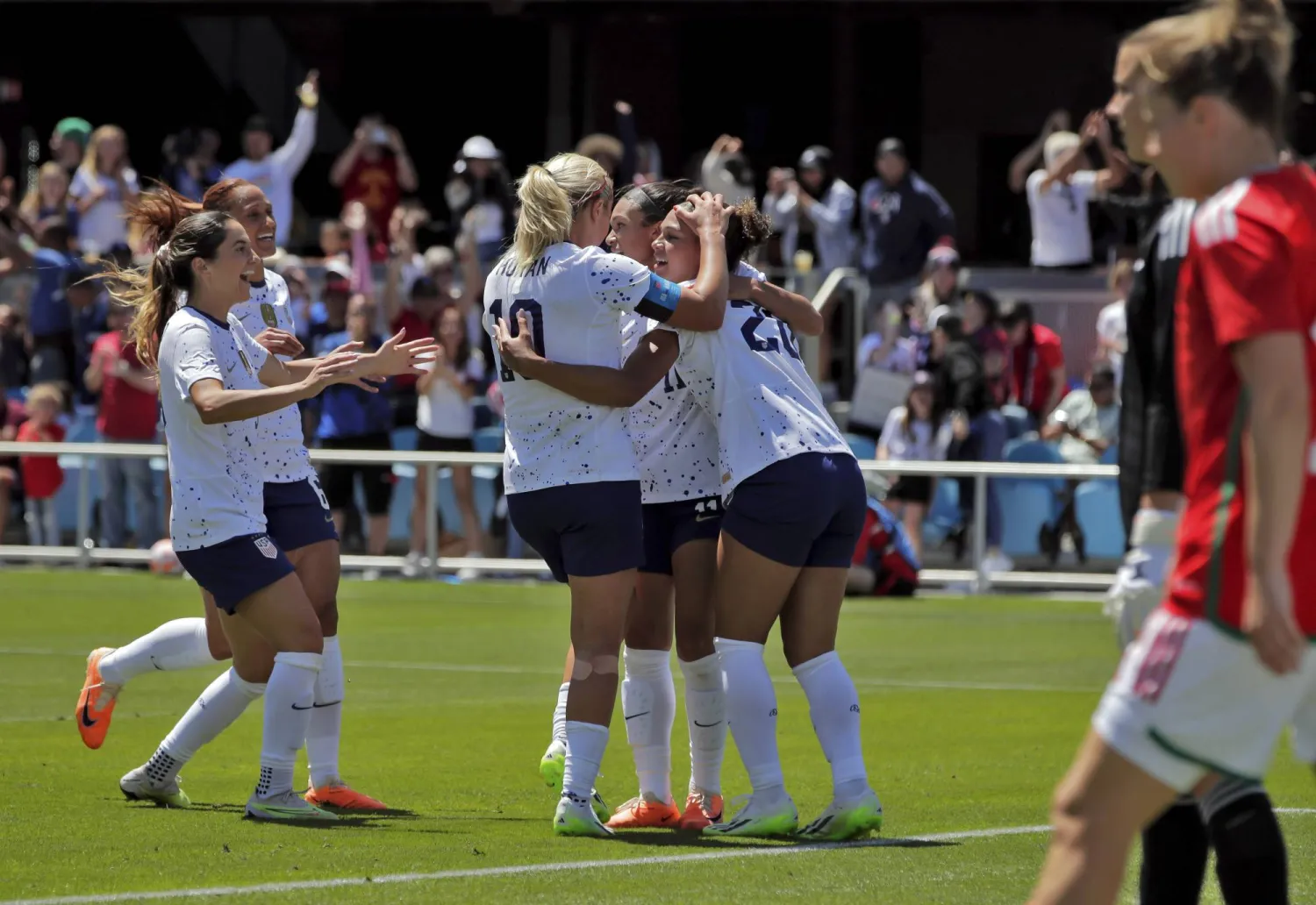 فرحة لاعبات الولايات المتحدة في إحدى المباريات (أ.ب)