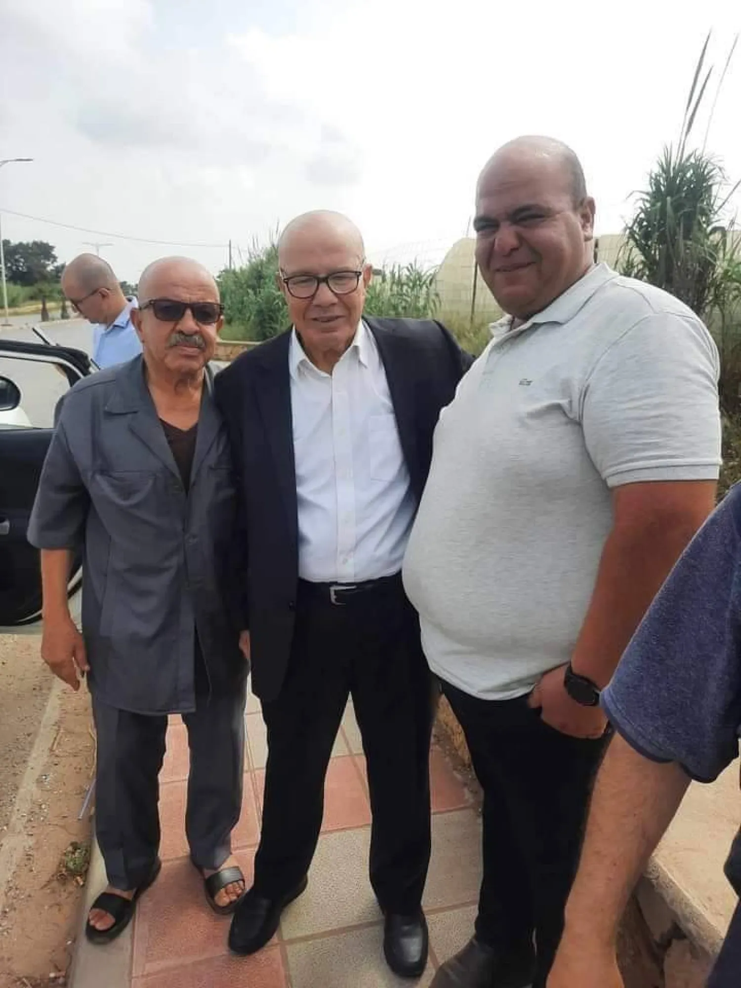 الوزير السابق سعيد بركات (وسط) لحظة خروجه من السجن (الشرق الأوسط)