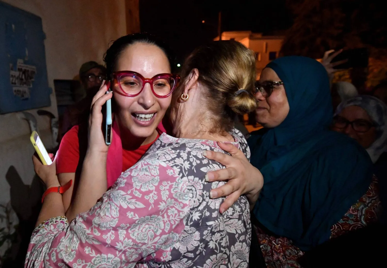 شيماء العيسى تعانق أفراد عائلتها بعد إطلاق سراحها (أ.ف.ب)