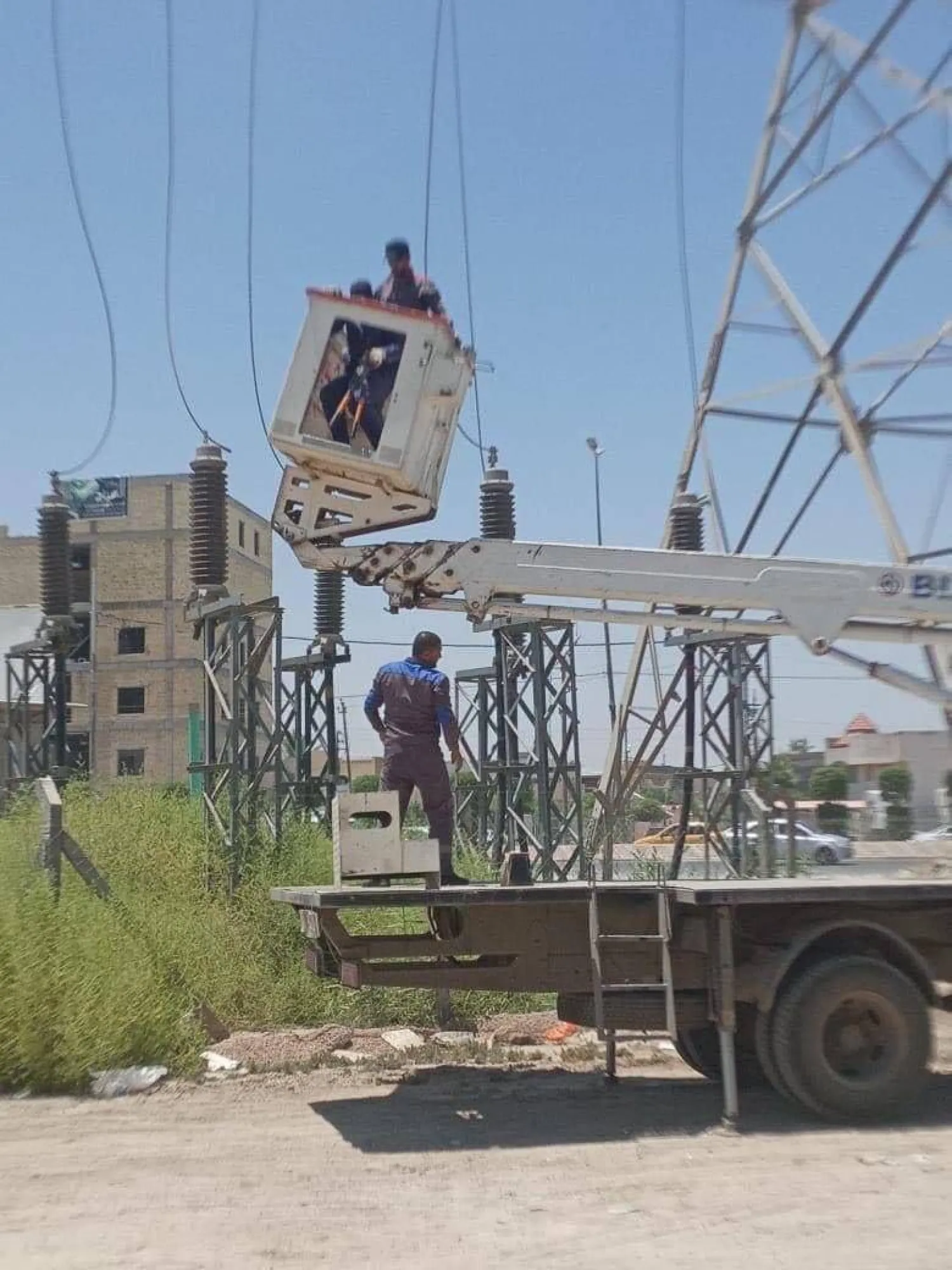 صورة من صفحة وزارة الكهرباء العراقية في «فيسبوك» لفنيّين يصلحون إحدى شبكات الكهرباء