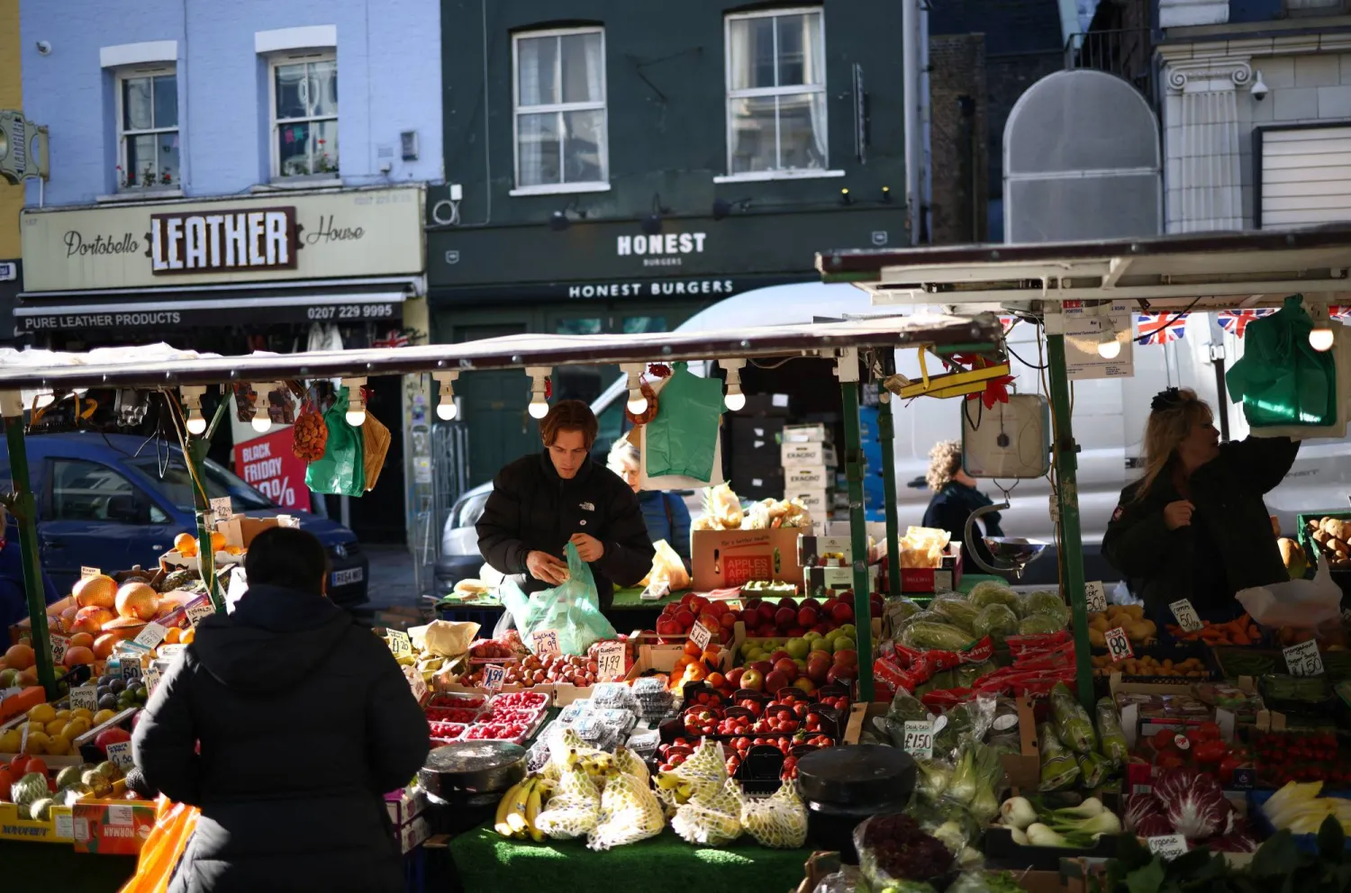 بلغ تضخم أسعار المستهلكين في بريطانيا أعلى مستوى في 41 عاماً (رويترز)