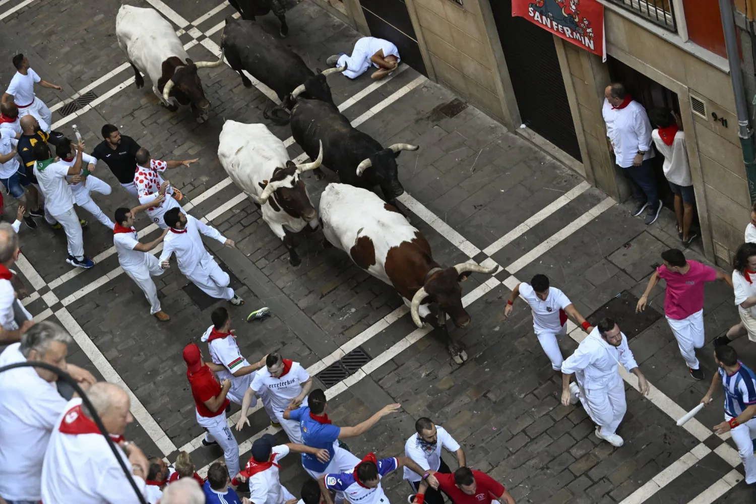 أصيب 6 أشخاص خلال أحدث دورة من فعاليات إطلاق الثيران (إ.ب.أ)