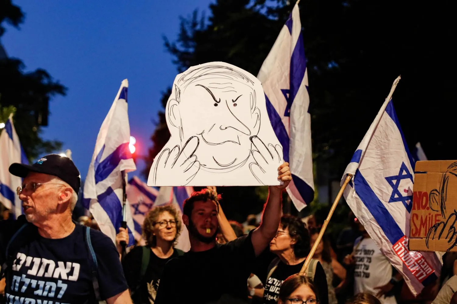 متظاهرون ضد حكومة نتنياهو في القدس الخميس الماضي (إ.ب.أ)