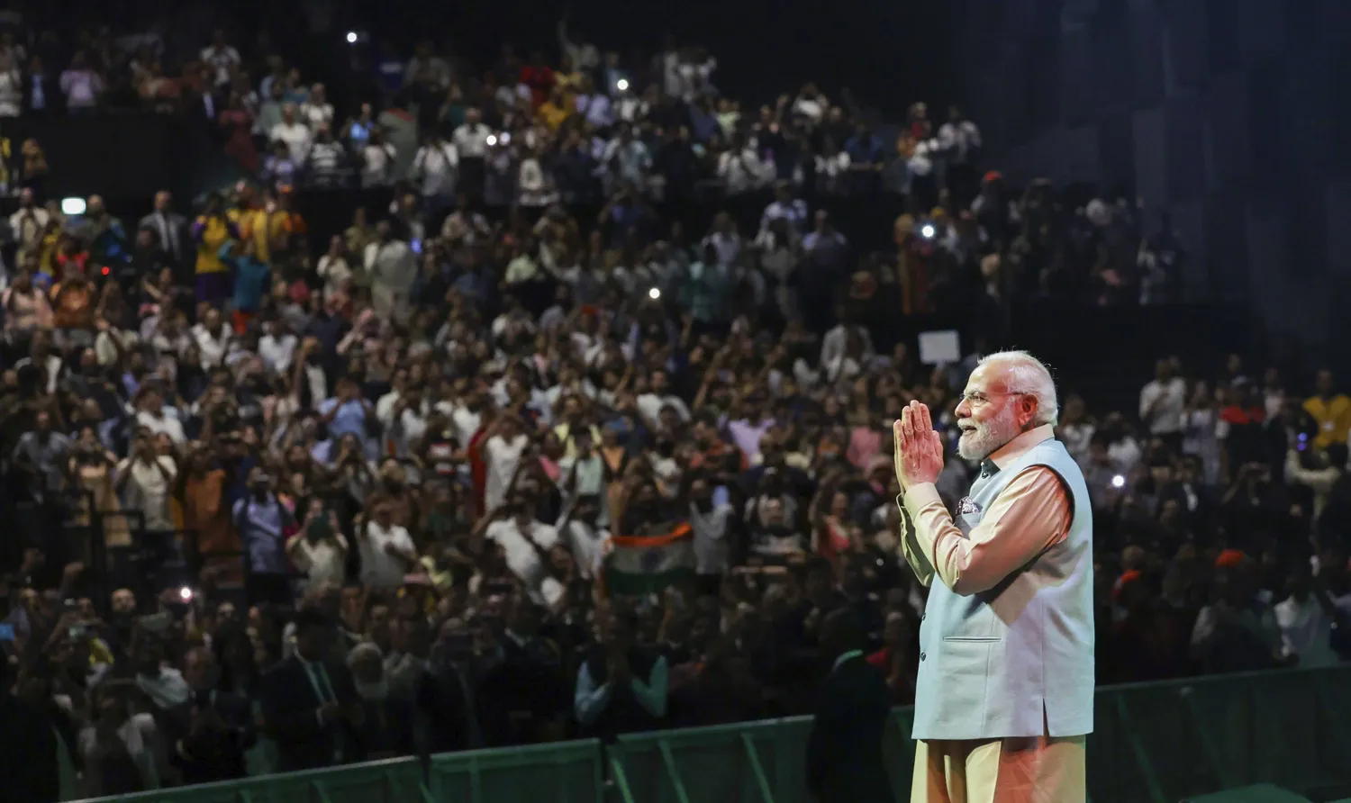 مودي يحيِّي الجالية الهندية في باريس 13 يوليو (أ.ب)