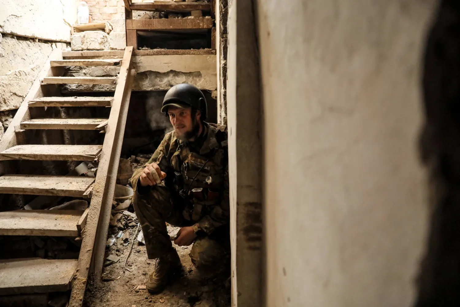 جندي أوكراني في الجبهة قرب دونتيسك (إ.ب.أ)