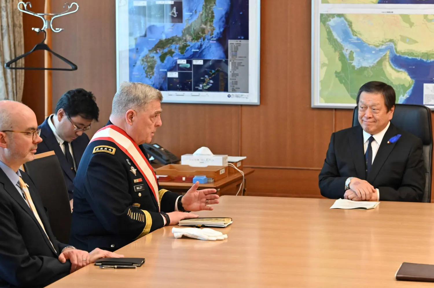 مارك ميلي برفقة وزير الدفاع الياباني في طوكيو، الجمعة (أ.ف.ب)