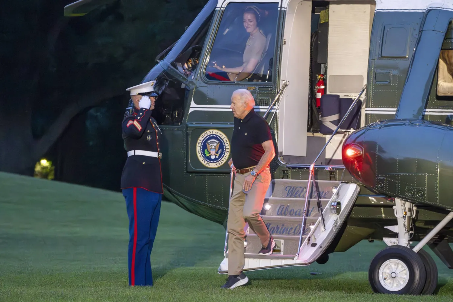بايدن لدى عودته إلى واشنطن بعد جولته الأوروبية في 13 يوليو (أ.ب)