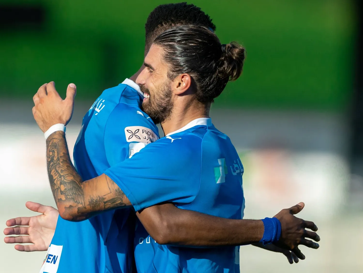 نيفيز يتلقى التهنئة من كنو بعد هدفه الأول مع «الهلال» (الشرق الأوسط)