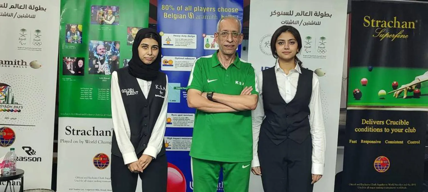 آلاء ودلال مع مدرب منتخب الناشئات السعودي عقب الإنجاز («الشرق الأوسط»)
