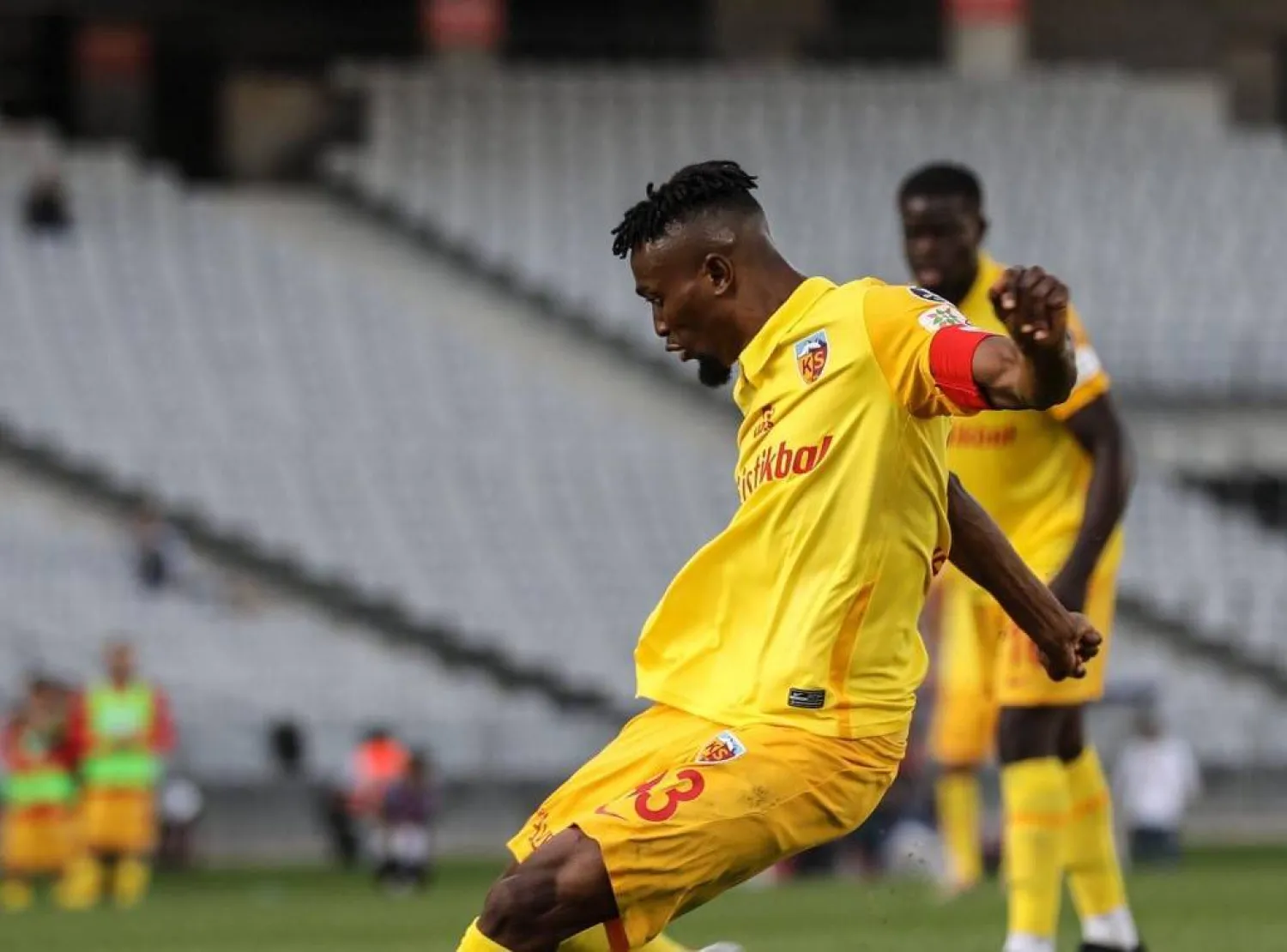 بيرنارد مينساه يتمتع بتجربة مميزة في الملاعب الأوروبية («الشرق الأوسط»)