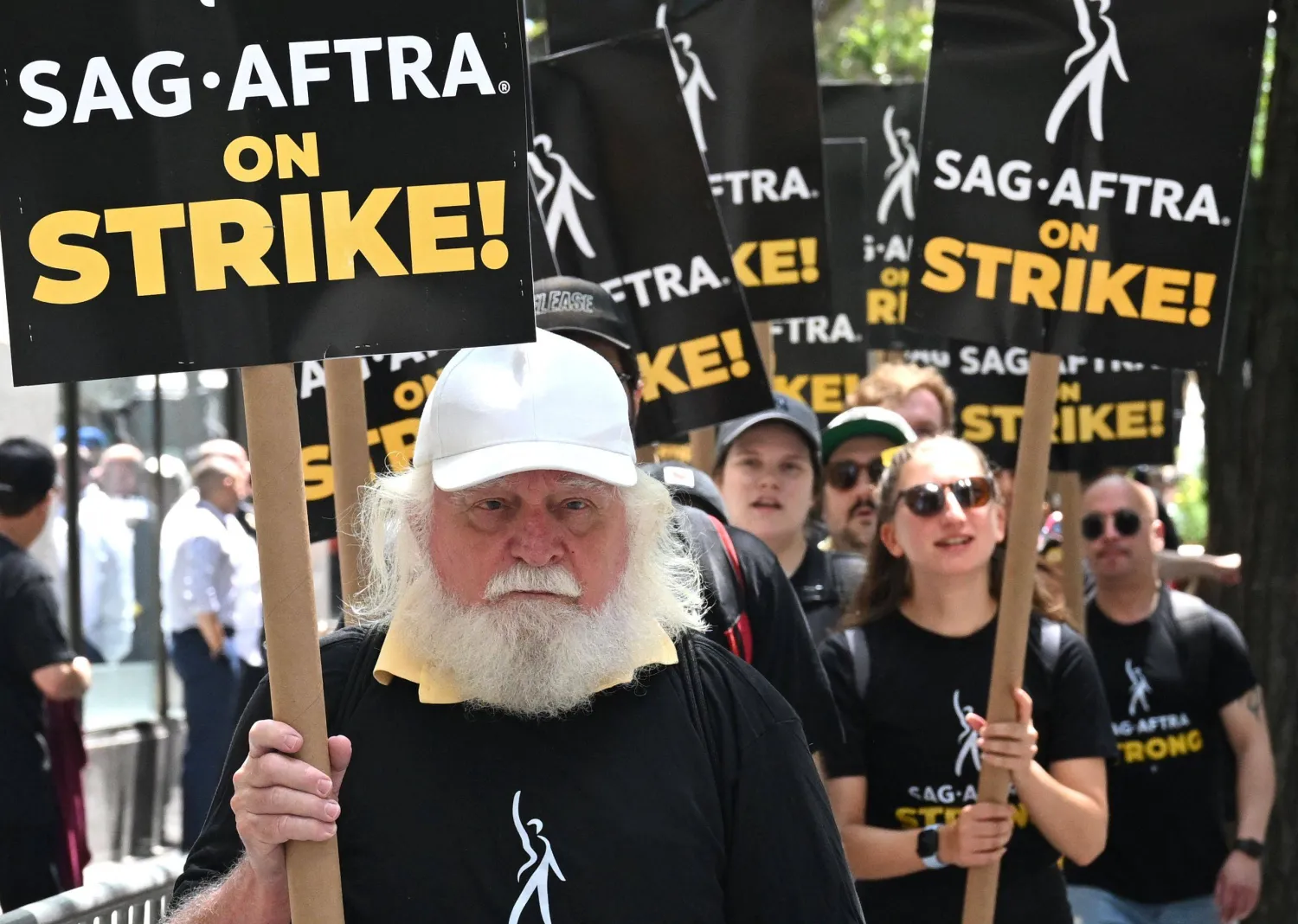 يشكّل انضمام الممثلين إلى المعركة التي بدأها كتّاب السيناريو ما يشبه «مكبّر صوت» للقضية (أ.ف.ب)