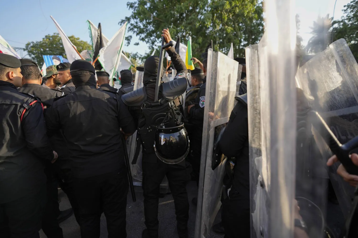 قوات الأمن العراقية تحاول تفريق المناهضين للولايات المتحدة في بغداد أمس (أ.ب)