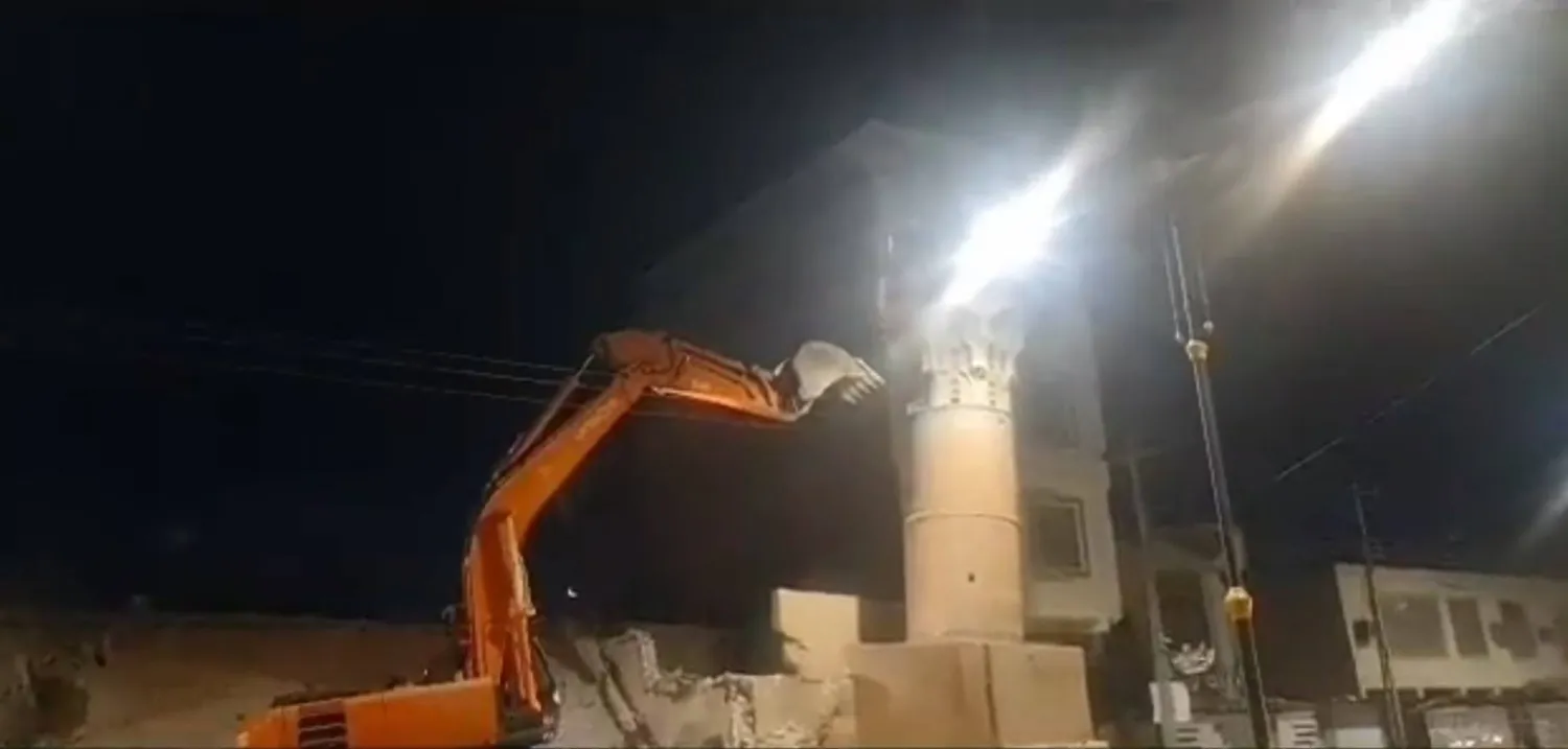 جرافة تهدم منارة في جامع السراجي الأثري في أبي الخصيب (شبكات التواصل)