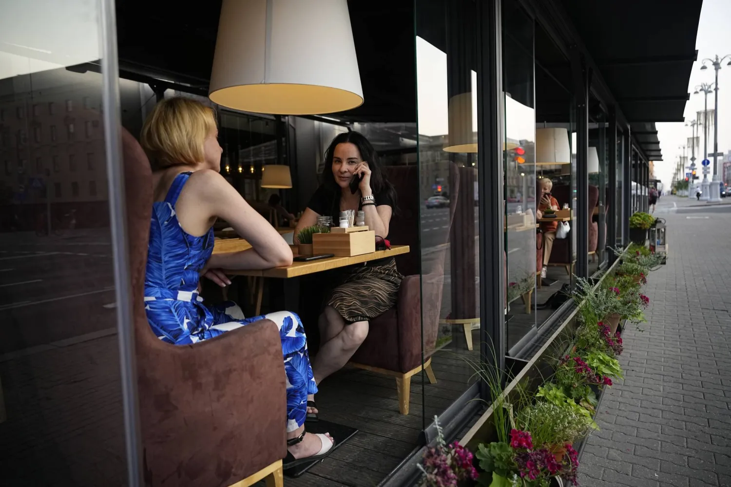 تقول إيلين سوان، خبيرة الإتيكيت، في حالة المطاعم يكون دفع بقشيش بنسبة 20 % هو المعتاد (أ.ب)