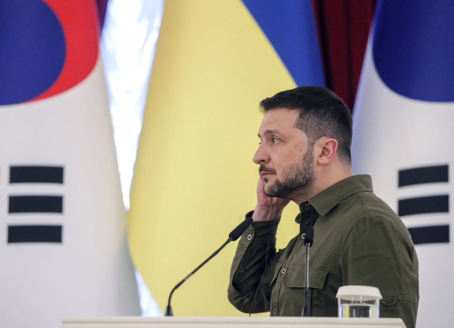 زيلينسكي يحذر من أن روسيا تلقي بكل ثقلها في حملة لمنع قوات كييف من مواصلة هجومها (إ.ب.أ)