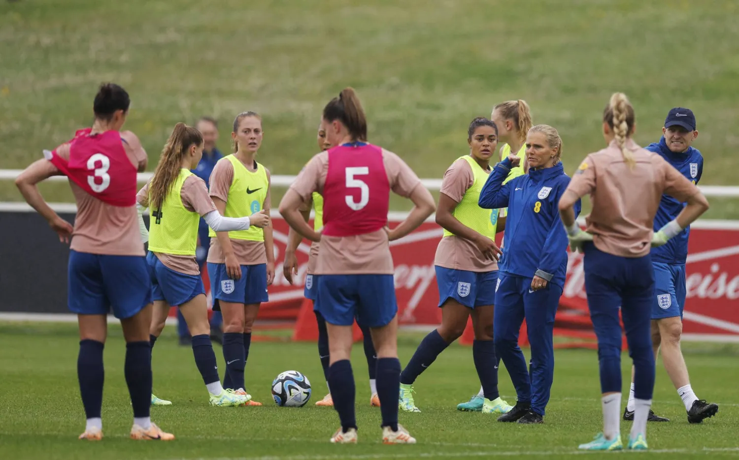 منتخب إنجلترا يستعد للمونديال بطموح وروح معنوية مرتفعة رغم الإصابات (رويترز)