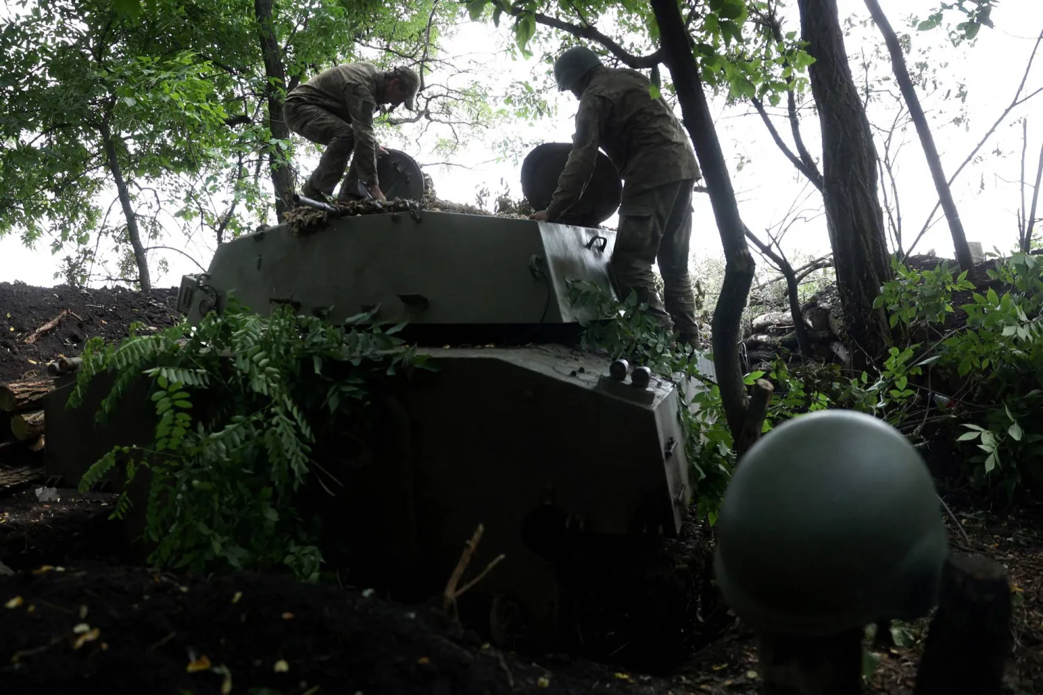 جنود في المدفعية الأوكرانية في الجبهة قرب باخموت (أ.ف.ب)