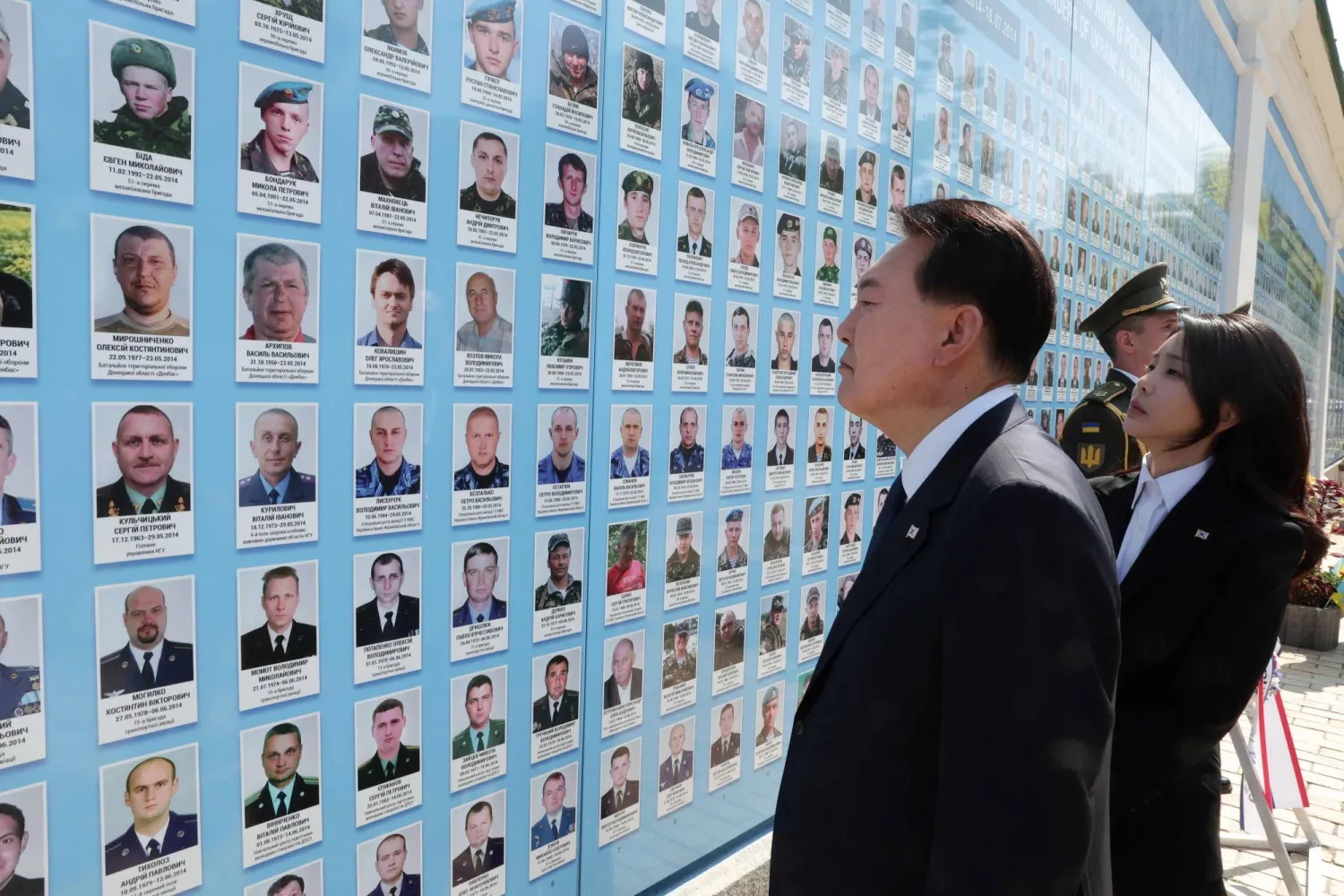 الرئيس الكوري الجنوبي يون سوك يول وزوجته كيم كون-هي خلال زيارتهما نصباً لقتلى الحرب في كييف أمس (مكتب الرئاسة الكورية الجنوبية - أ.ف.ب)