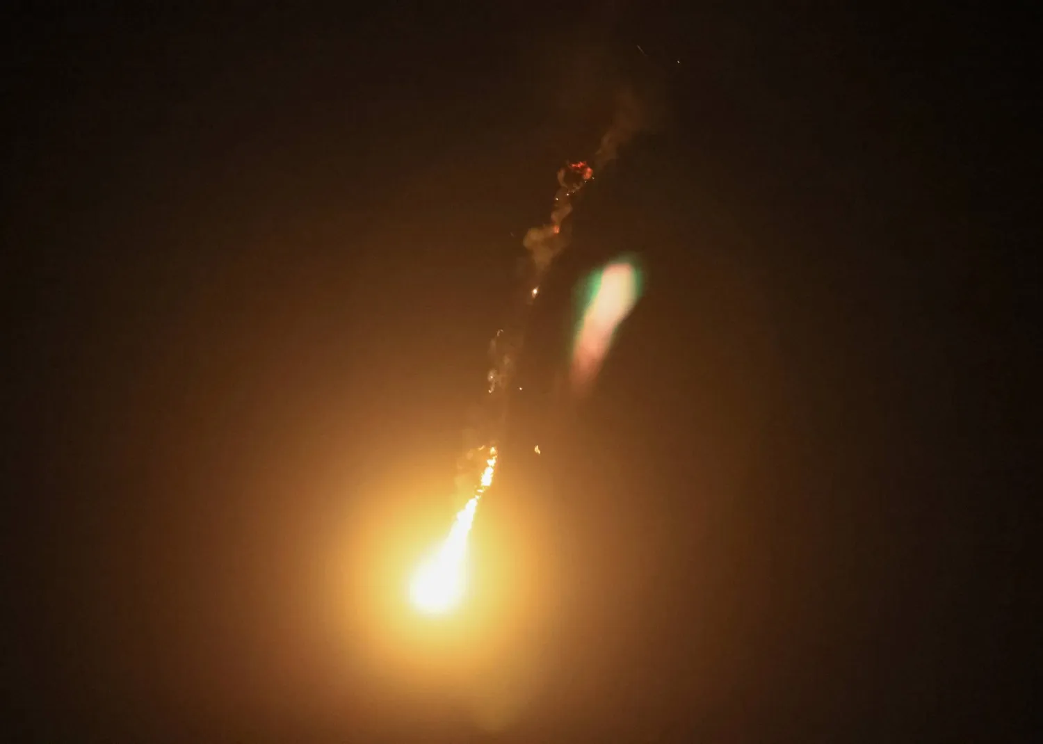 انفجار مسيرة روسية في السماء خلال هجوم على كييف (رويترز)