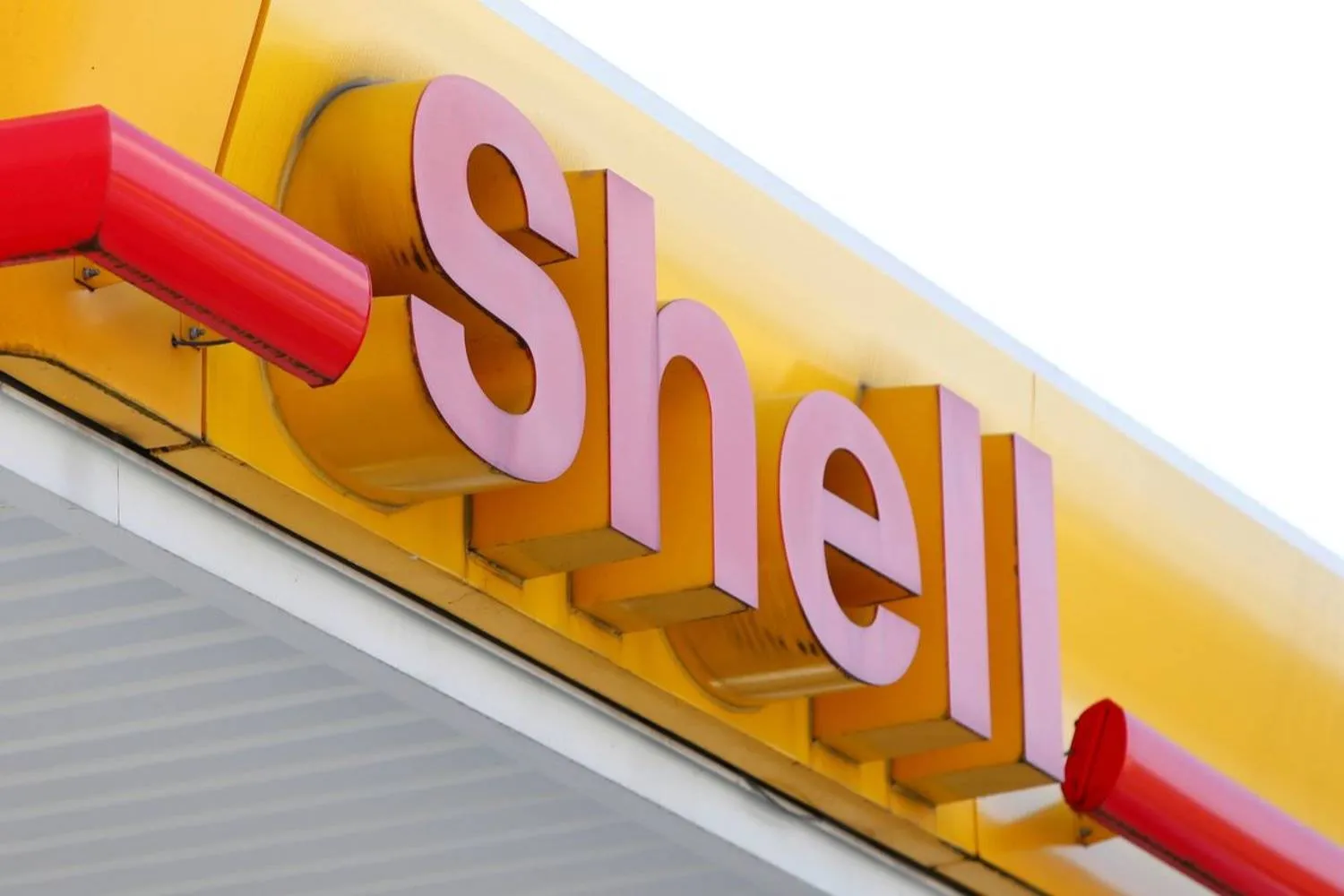 The logo of a Shell gas station is pictured in Ulm, Germany, April 6, 2017. REUTERS/Michaela Rehle
