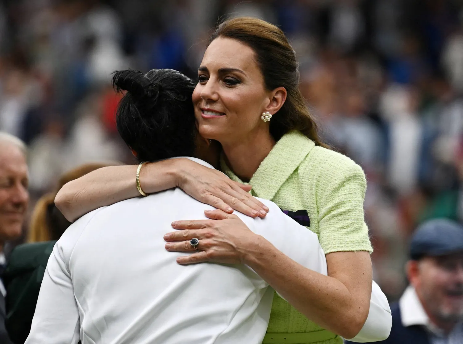 أميرة ويلز تحتضن نجمة التنس التونسية أنس جابر (رويترز)