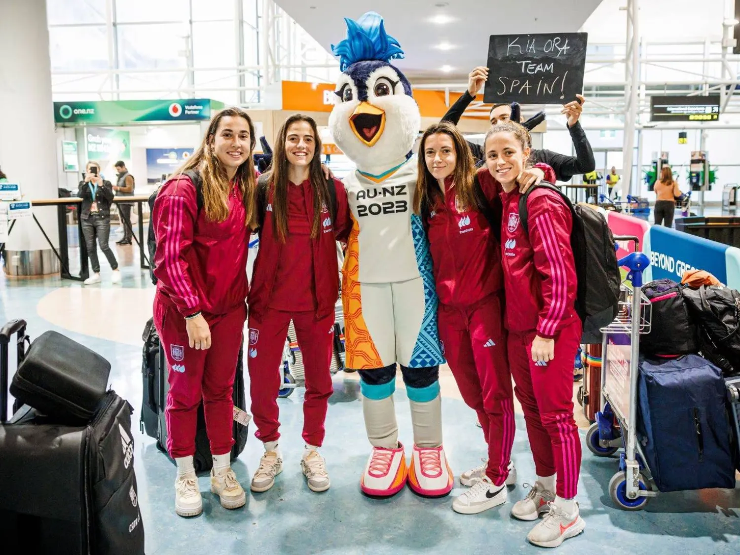 جانب من وصول منتخب إسبانيا لنيوزيلندا تأهباً للمونديال (غيتي)