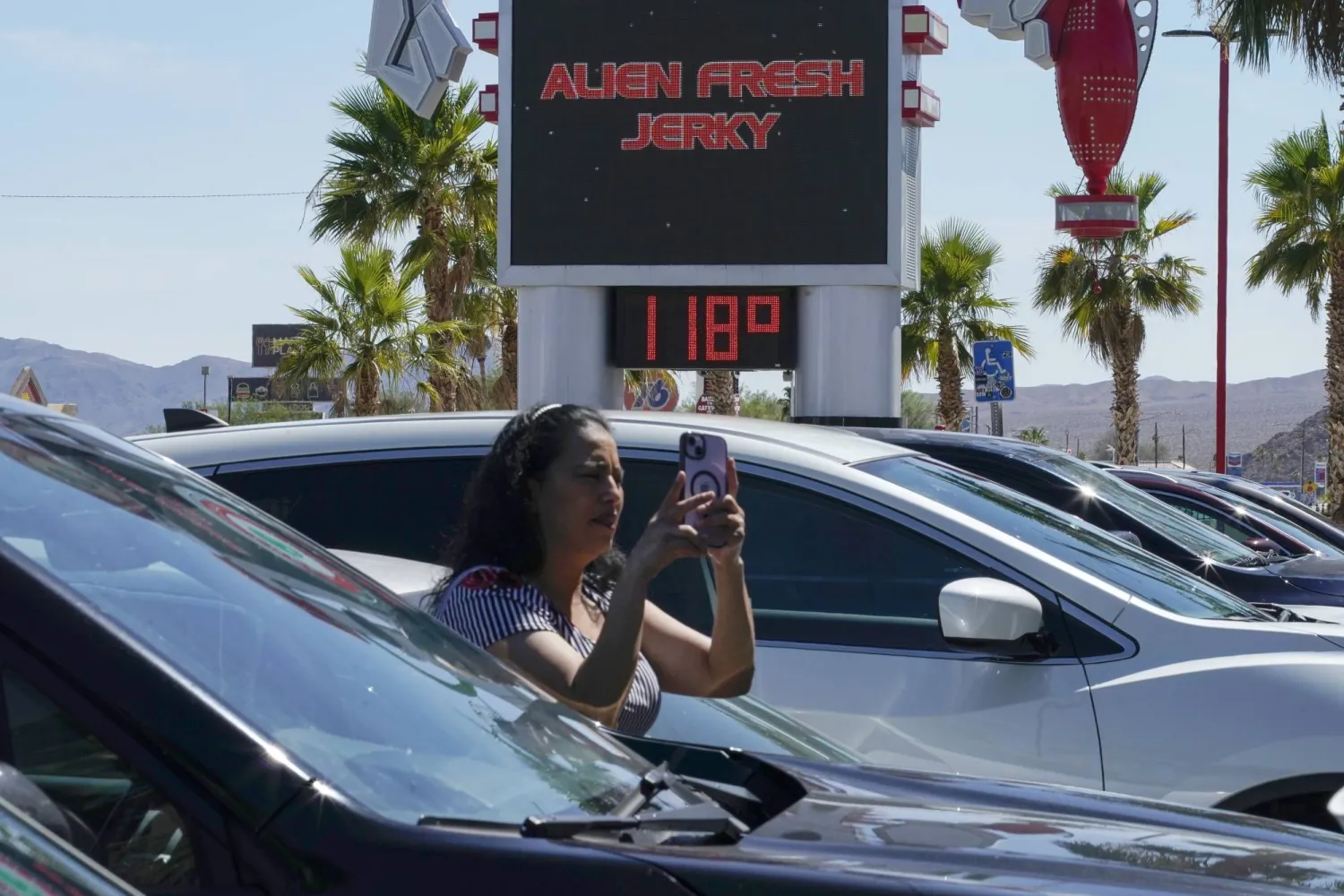 مقياس حرارة يظهر 118 درجة فهرنهايت في بيكر، بكاليفورنيا (إ.ب.أ)