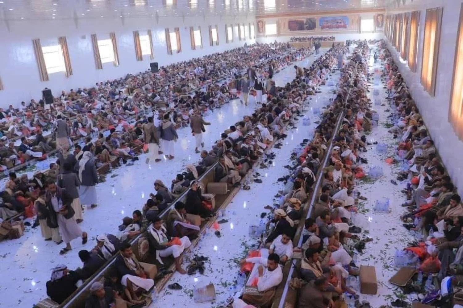 الحشد المشارك في تشييع أحد زعماء قبيلة «حاشد» اليمنية أثار قلق الحوثيين (تويتر)