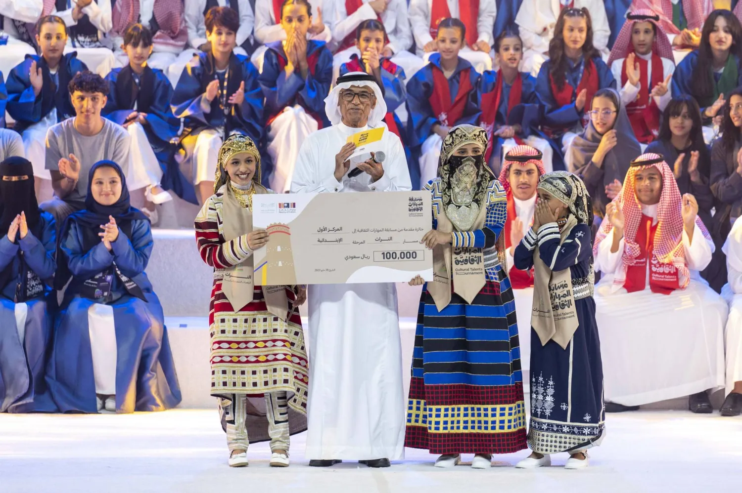 في مايو الماضي توّج 54 طالباً وطالبة بجوائز مسابقة «المهارات الثقافية» التي أطلقت لتعزيز المهارات الثقافية لدى طلاب المدارس السعودية (وزارة الثقافة)