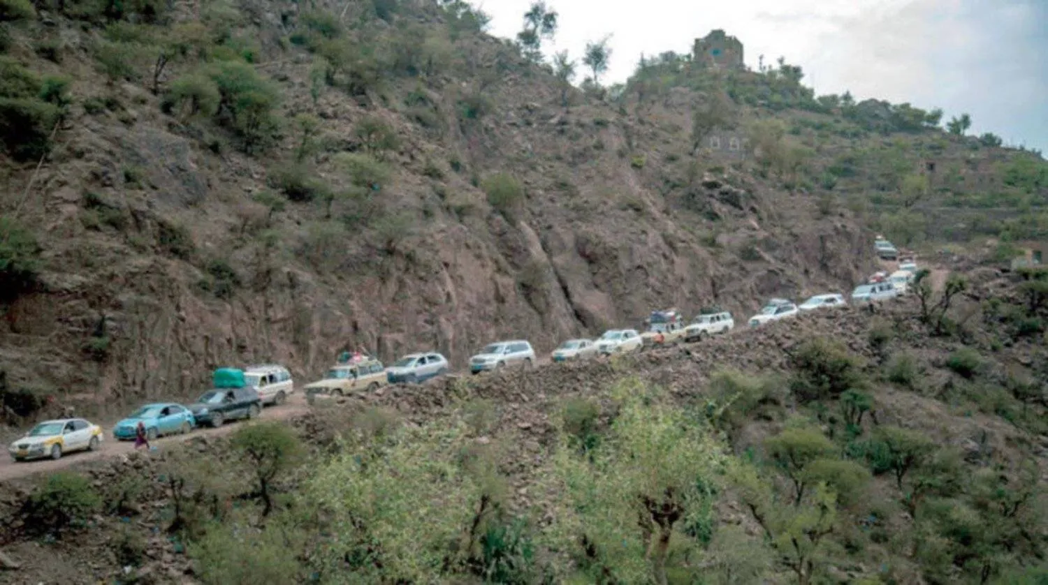 أجبر الحوثيون اليمنيين على سلوك طرق وعرة وخطرة للوصول إلى وجهاتهم (أ.ف.ب)