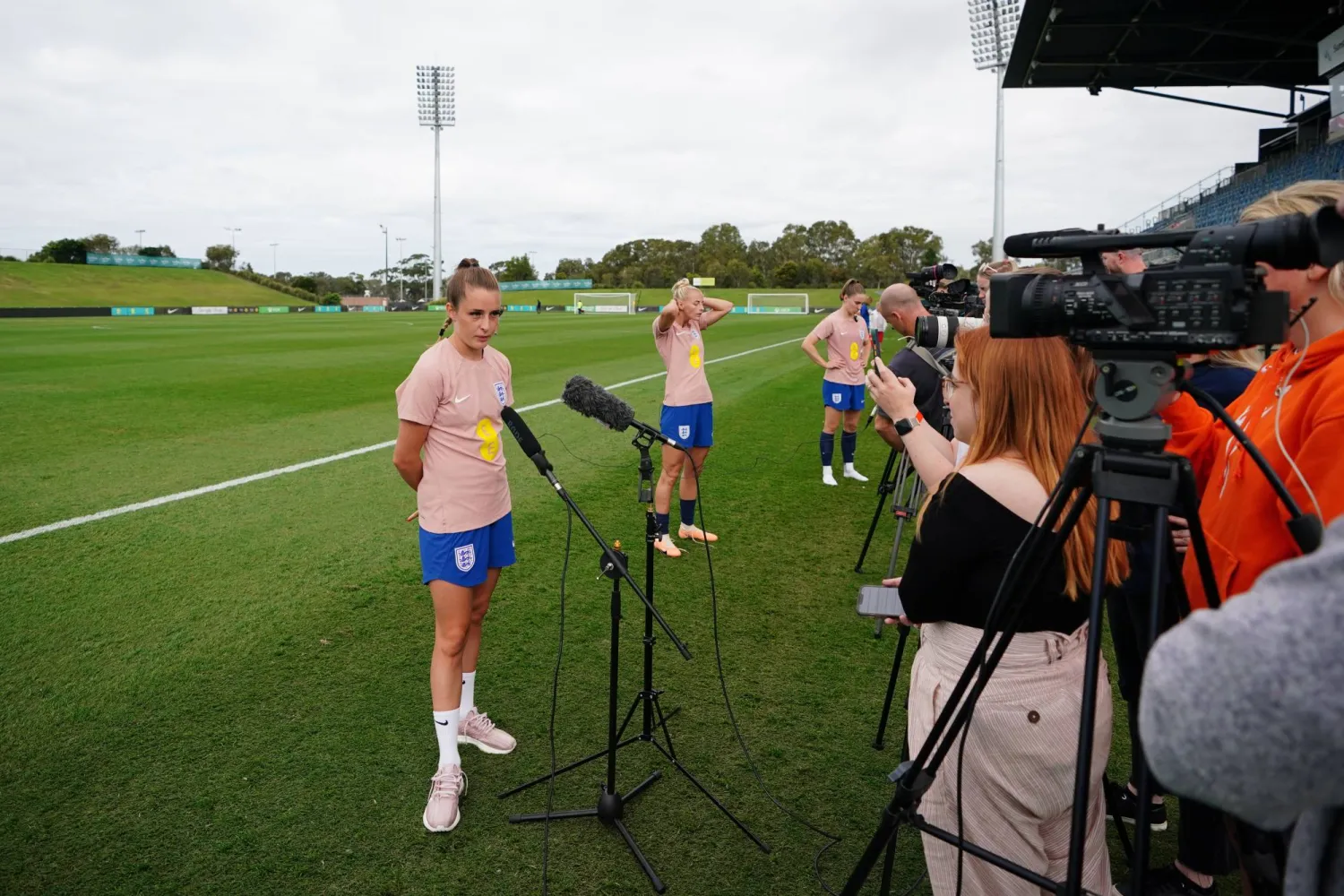 تون خلال مواجهتها الصحافة العالمية (د.ب.أ)