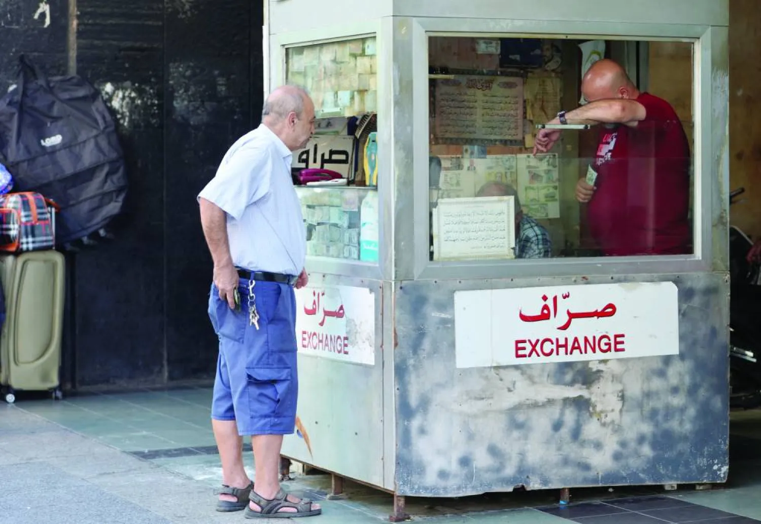 السوق المالية تترقب تعميماً من «مصرف لبنان» (رويترز)