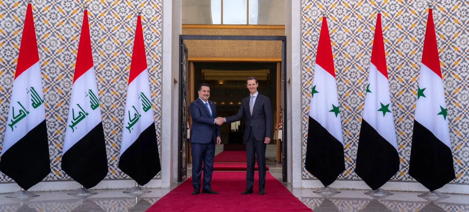 الرئيس السوري بشار الأسد يصافح رئيس الوزراء العراقي محمد شياع السوداني في قصر الشعب بدمشق (الرئاسة السورية عبر «تويتر»)