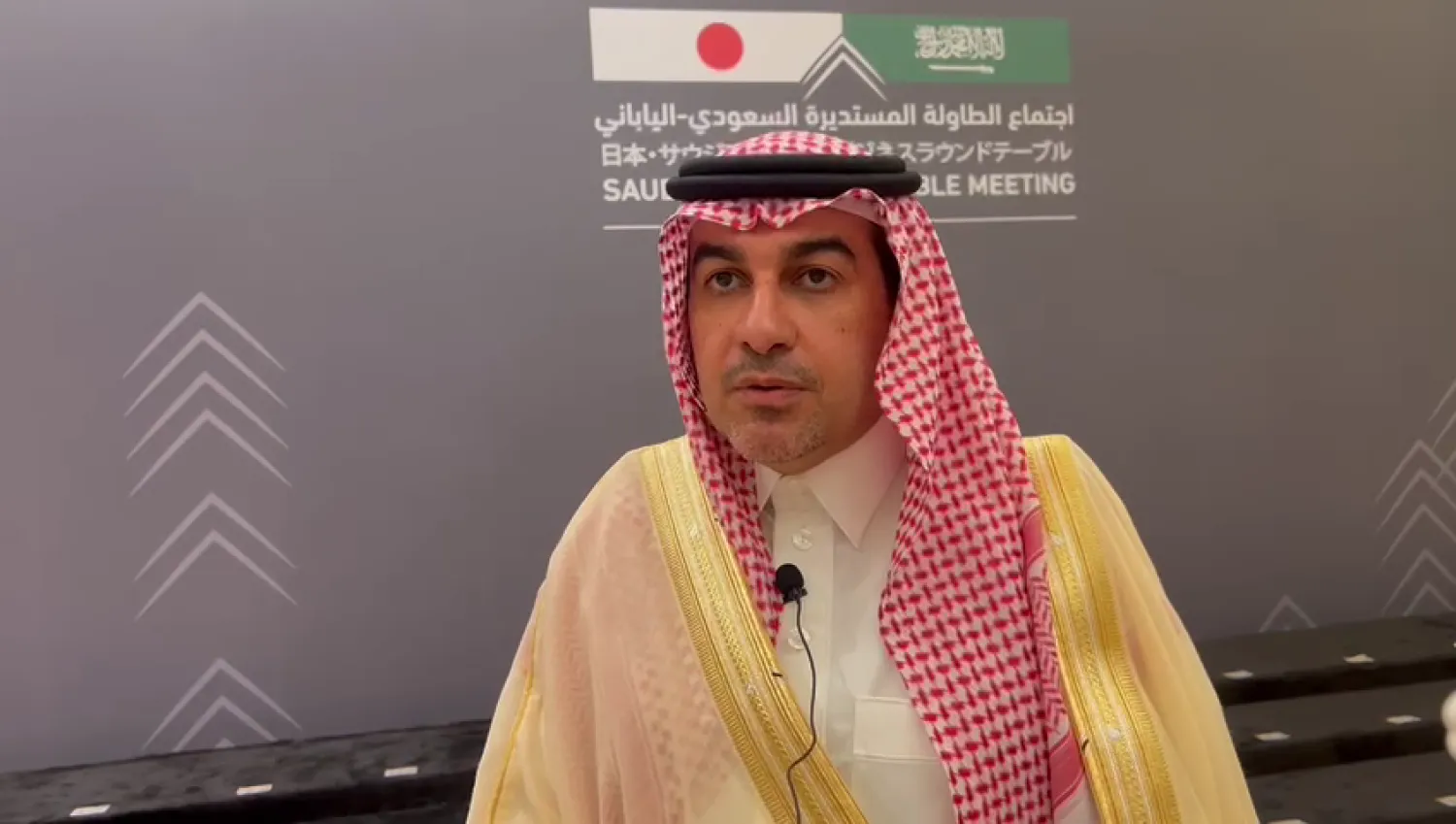 وكيل وزارة الاستثمار متحدثًا لـ«الشرق الأوسط» على هامش اجتماع الطاولة المستديرة