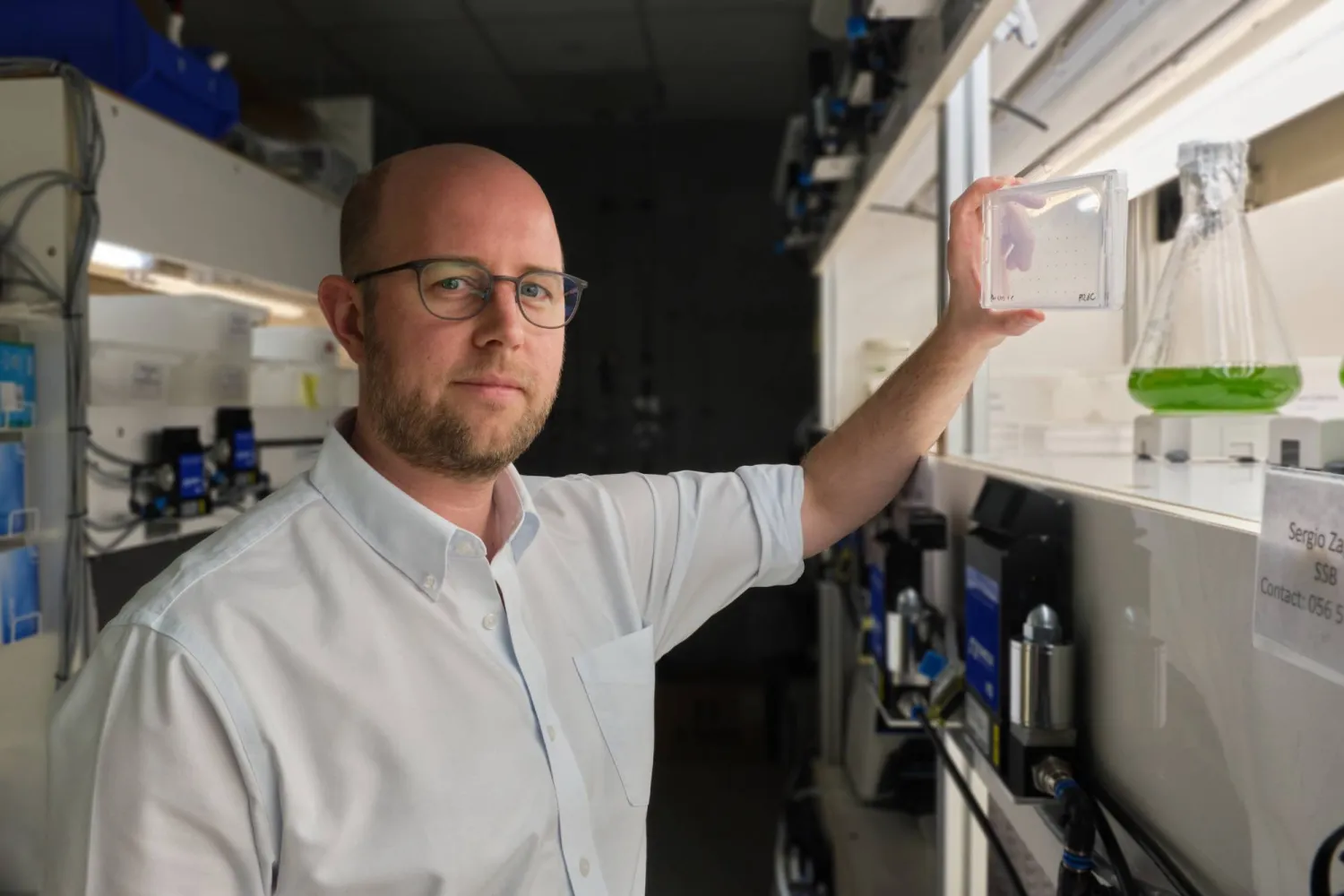 د.كايل ج. لويرسن في مختبر «كاوست» المتخصص في التقنية الحيوية للطحالب