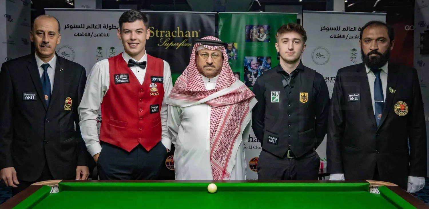 الشمري يتوسط ديفيز وألكسندر طرفي نهائي «السنوكر» (الشرق الأوسط)