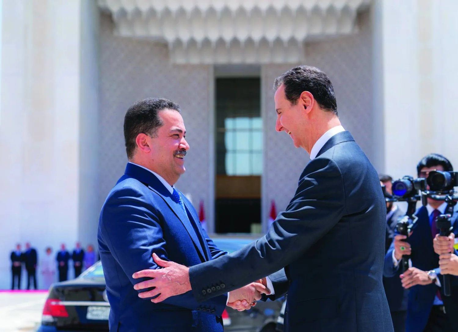 الرئيس السوري بشار الأسد يصافح رئيس الوزراء العراقي محمد شياع السوداني في قصر الشعب بدمشق (الرئاسة السورية عبر «تويتر»)