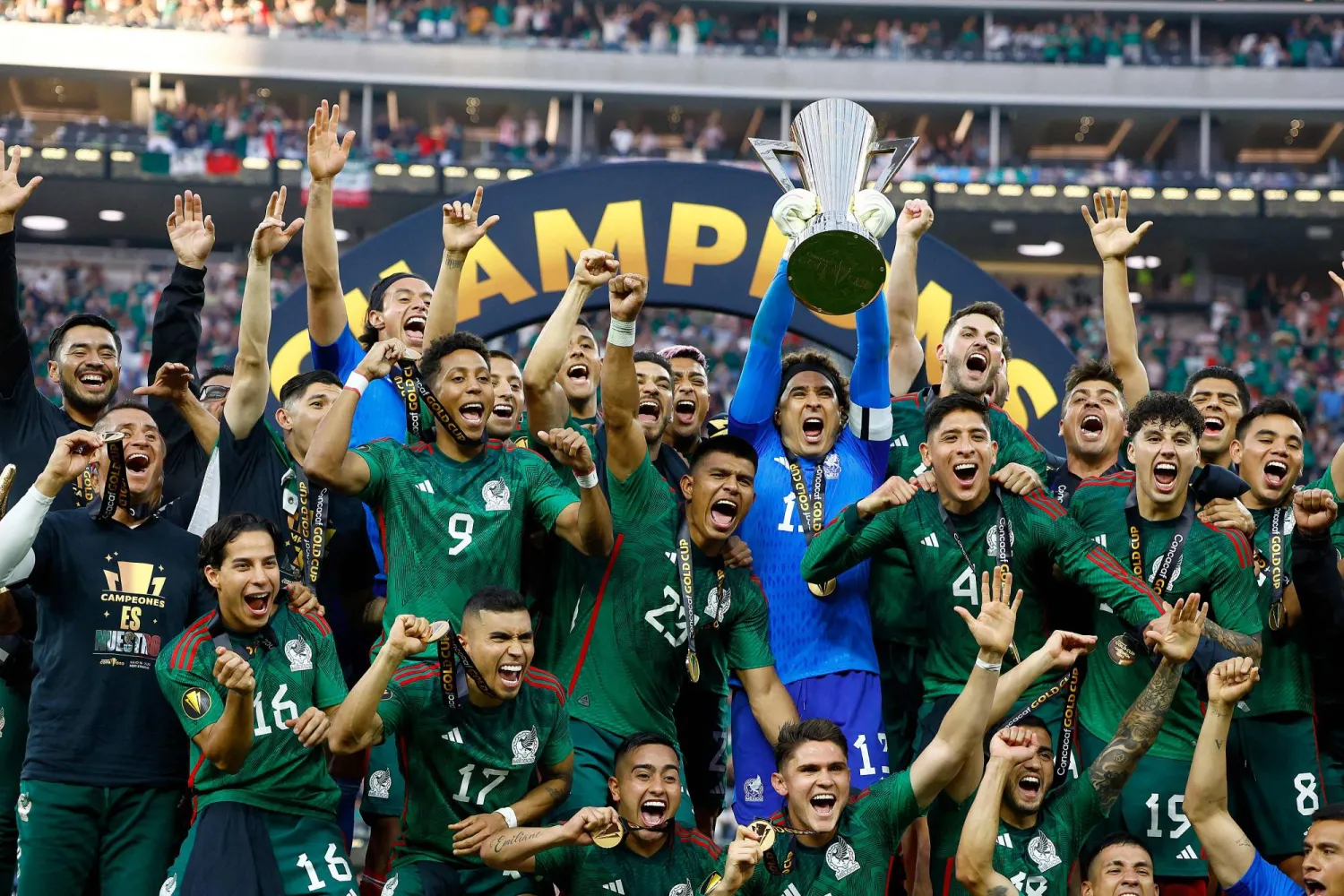 لاعبو منتخب المكسيك يحتفلون باللقب على منصة التتويج (أ.ف.ب)