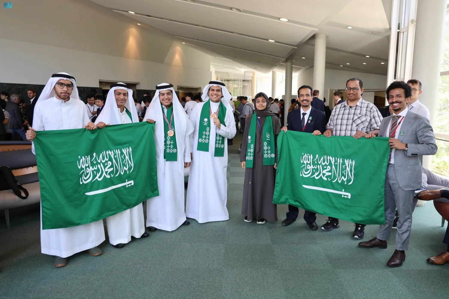 الفريق السعودي المشارك في «أولمبياد الفيزياء الدولي» (واس)